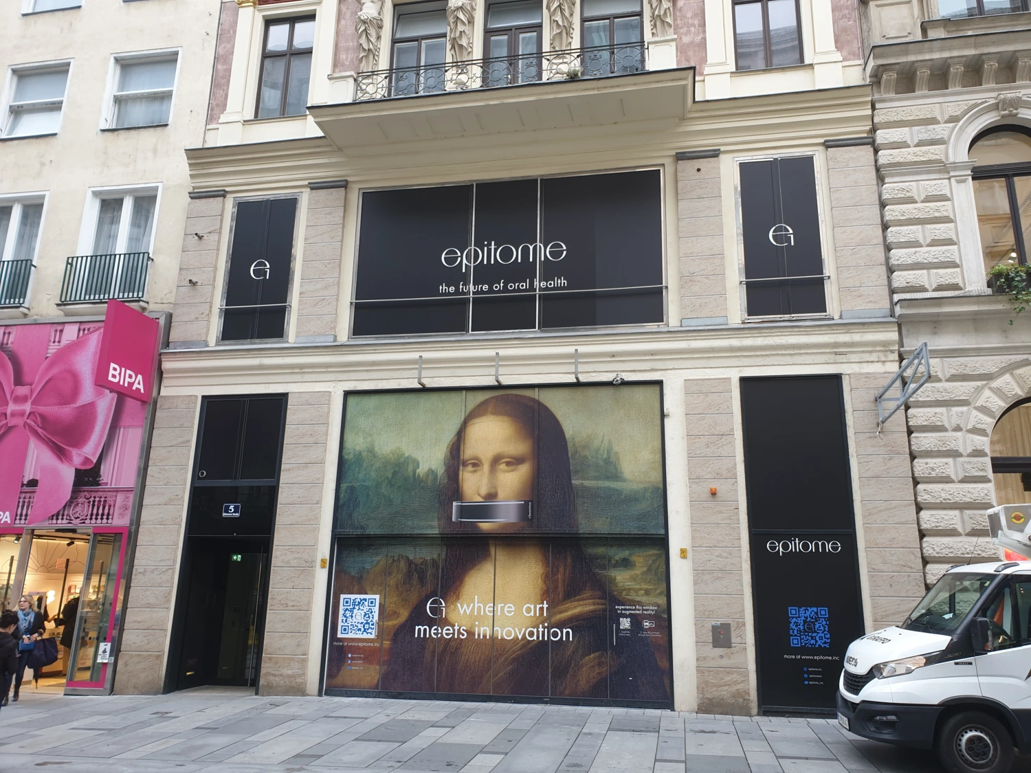 Auslagenfolierung an einer Geschäftsfront