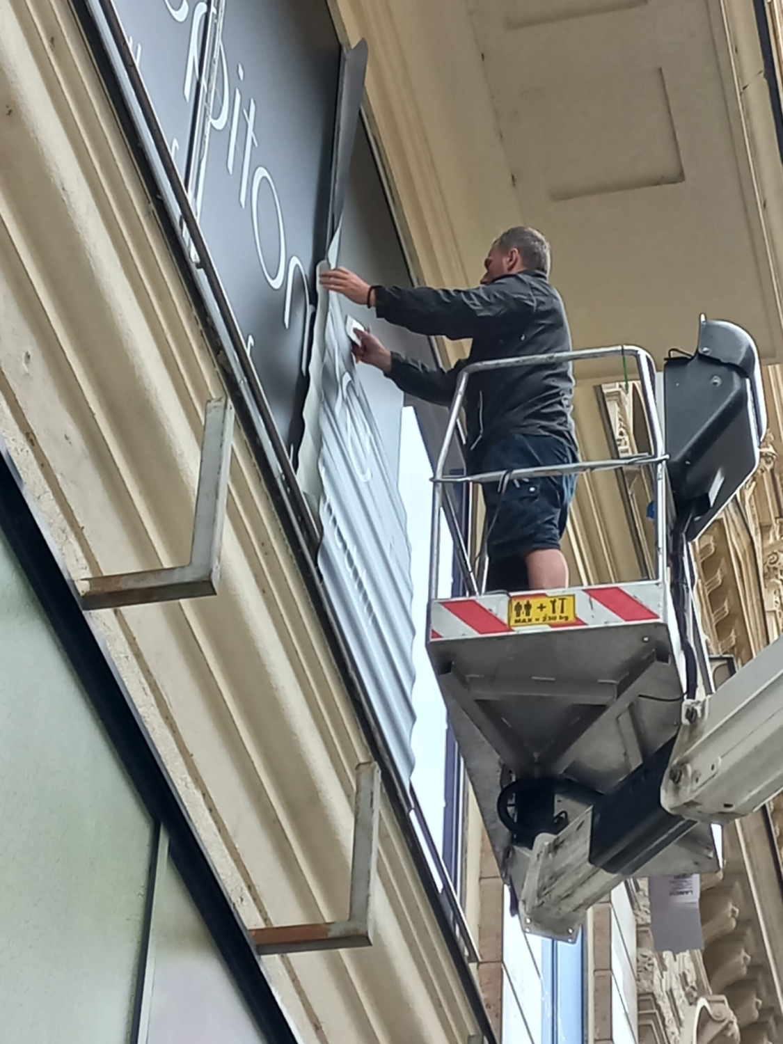 Fassadenfolierung: Montage einer großformatigen Folie am Objekt