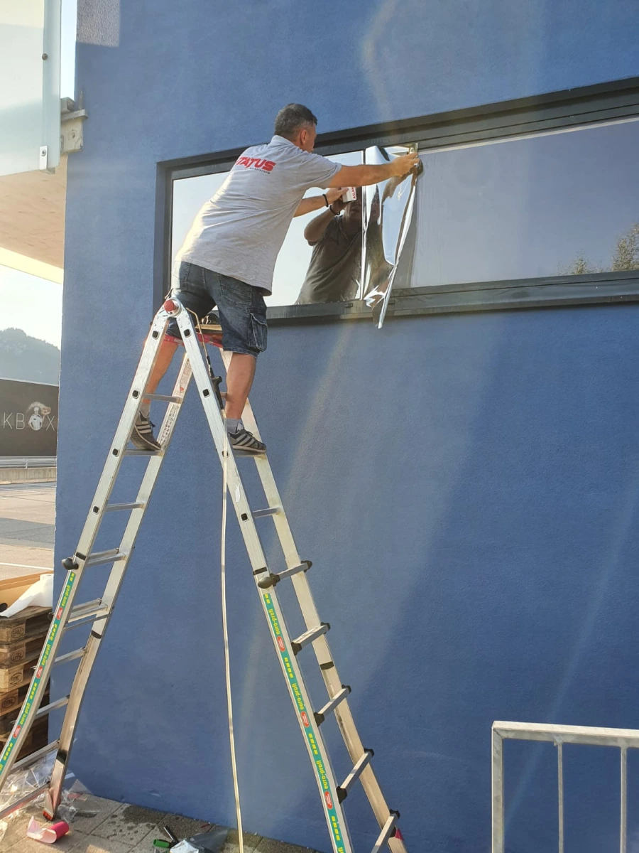 Professionelle Fensterfolien-Montage bei STATUS Werbetechnik