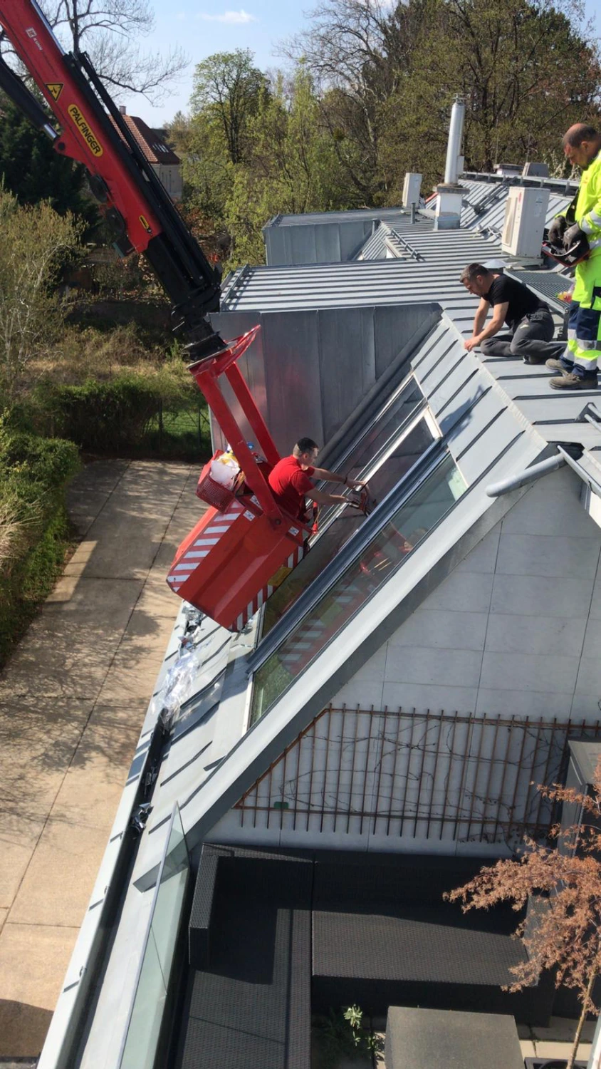 Glasfassade mit Sonnenschutzfolie – Gewerbe Wien