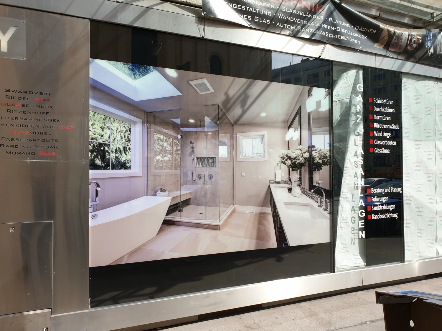 Schaufensterfolierung mit großformatigem Motiv