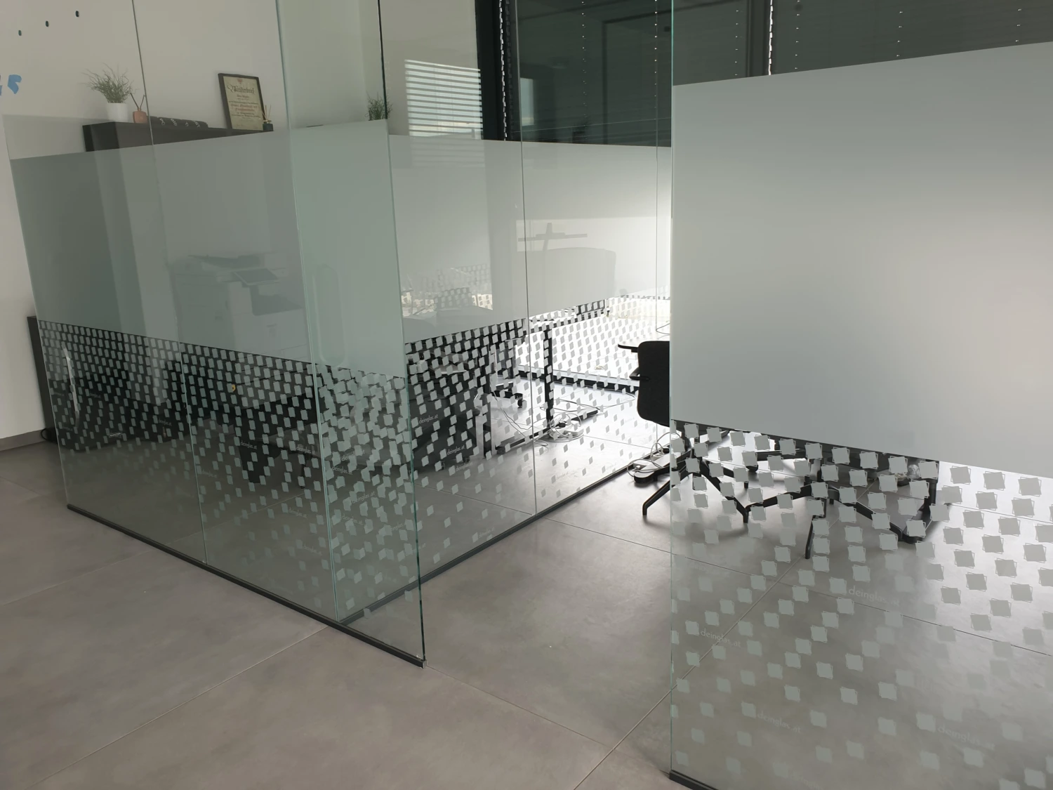 Sichtschutzfolie auf Glastrennwände in einem Büro